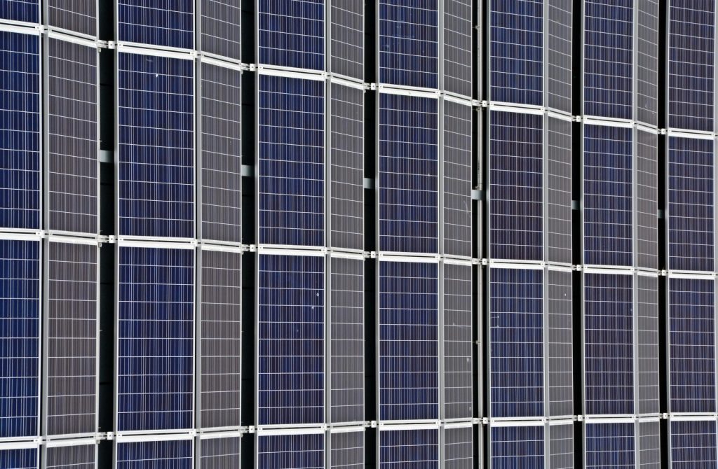 Nahaufnahme mehrerer Solarmodule, die erneuerbare Energie und Nachhaltigkeit repräsentieren.