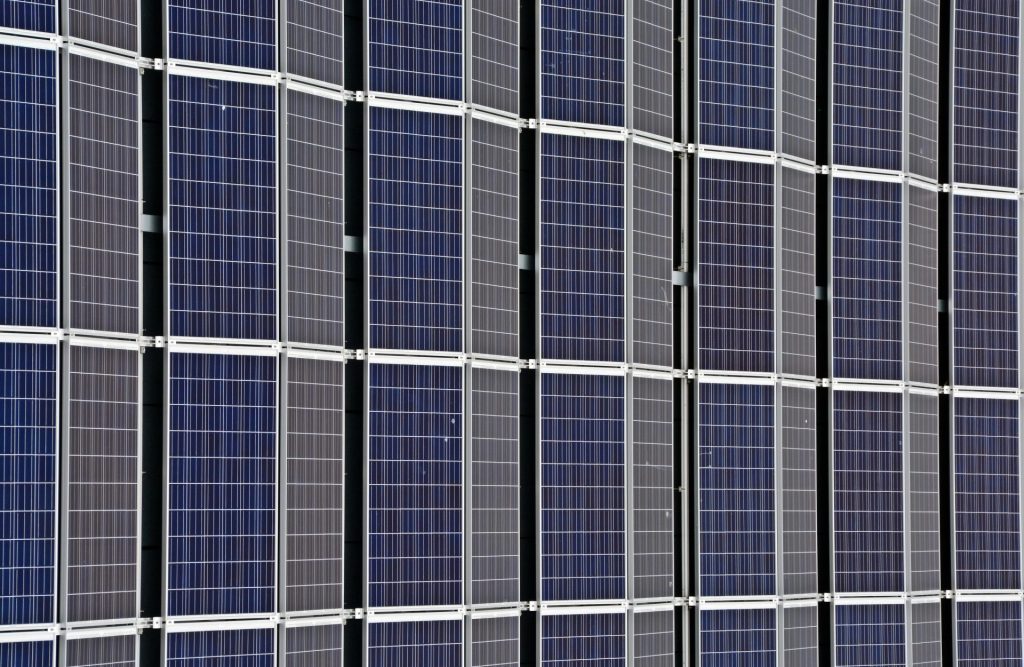 Nahaufnahme mehrerer Solarmodule, die erneuerbare Energie und Nachhaltigkeit repräsentieren.