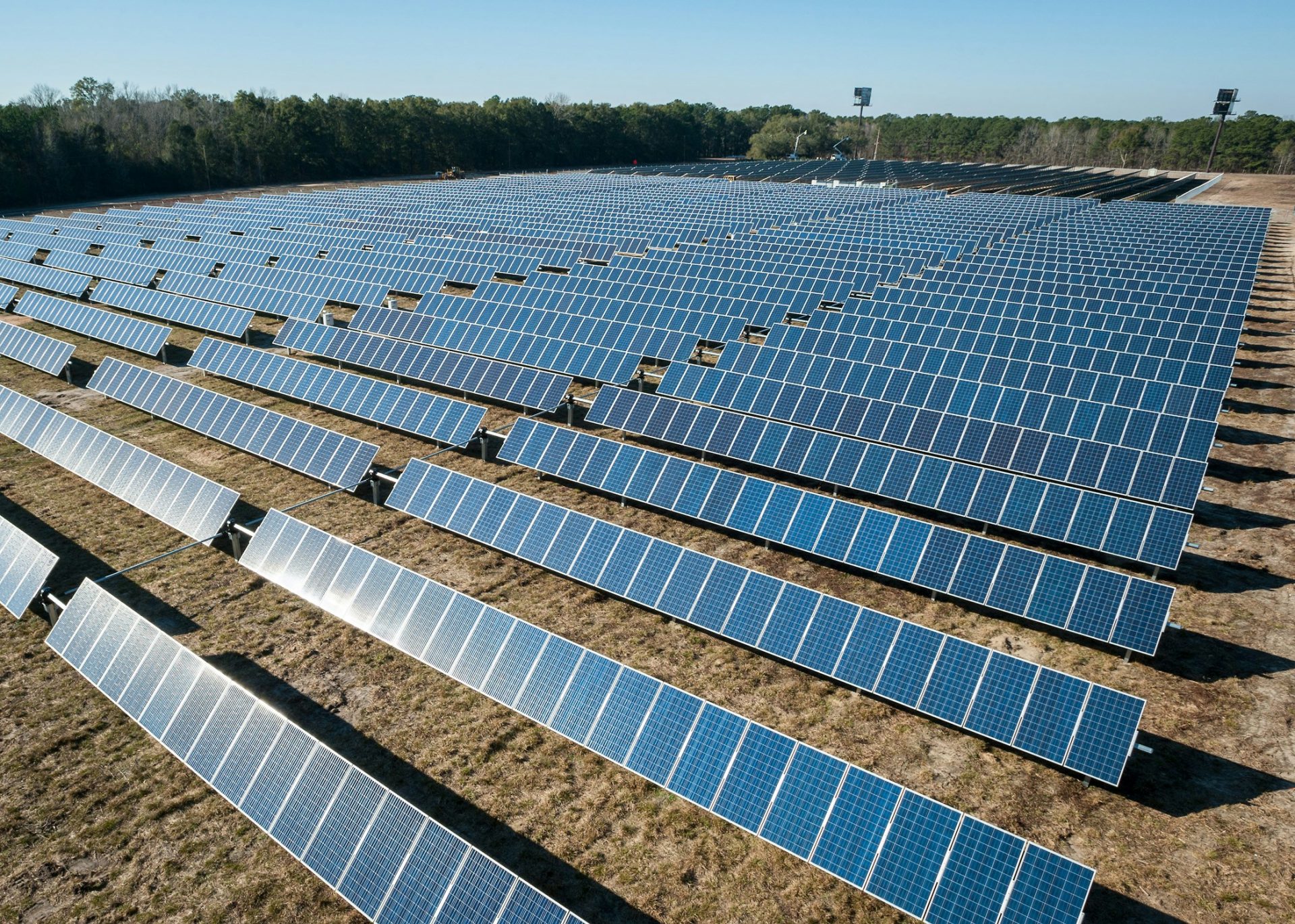 Solarpanel-Platten auf braunem Untergrund